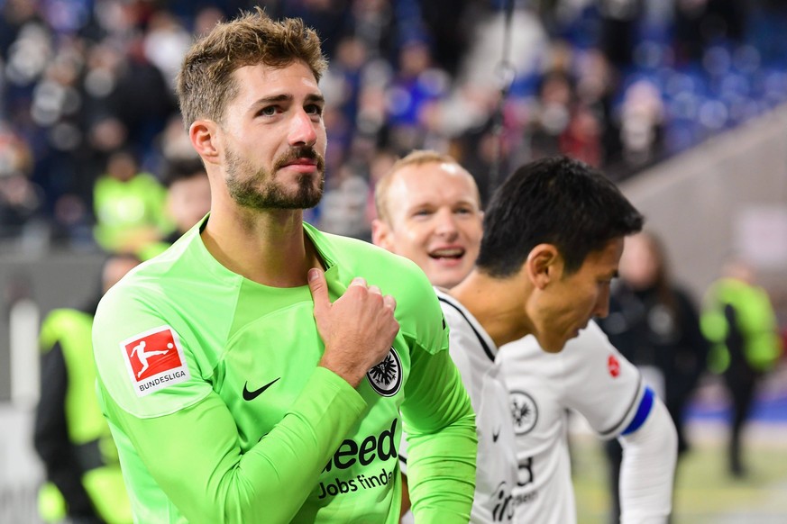 Kevin Trapp Eintracht Frankfurt, 1 ist von der Unterstuetzung der Fans emotional bewegt, GER, Eintracht Frankfurt vs. Hertha BSC, Fussball, Bundesliga, 19. Spieltag, Spielzeit 2022/2023, 04.02.2023, D ...