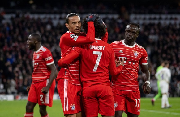 Leroy Sane FC Bayern Muenchen, 10 und Sadio Mane FC Bayern Muenchen, 17 bejubeln mit Serge Gnabry FC Bayern Muenchen, 7 dessen Tor zum 2:0. GER, FC Bayern Muenchen gegen Paris Saint-Germain, Fussball, ...