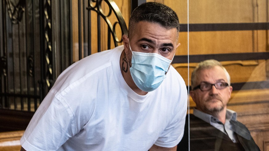 17.08.2020, Berlin: Anis Mohamed Youssef Ferchichi, bekannt als Rapper Bushido, setzt sich zu Beginn eines Prozesses gegen den Chef einer bekannten arabischstämmigen Großfamilie in einem Gerichtssaal  ...
