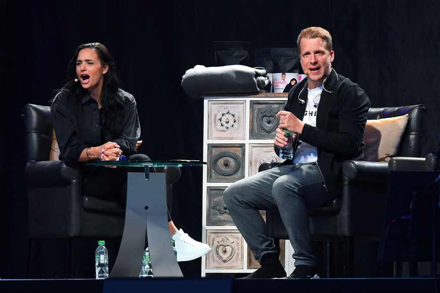 Die Pochers hier am 02.08.2020 im Autokino am Movie Park in Bottrop In ihrem neuen Podcast Die Pochers hier erzählen Amira und Oliver Pocher aus ihrem Leben, was die Woche über bei ihnen passiert ist, ...