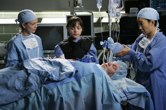 Studio Publicity Still from Grey s Anatomy (Season 2 Episode Name: It s the End of the World) Ellen Pompeo, Christina Ricci, Sandra Oh 2006 Photo credit: Peter Hopper Stone Los Angeles CA USA PUBLICAT ...