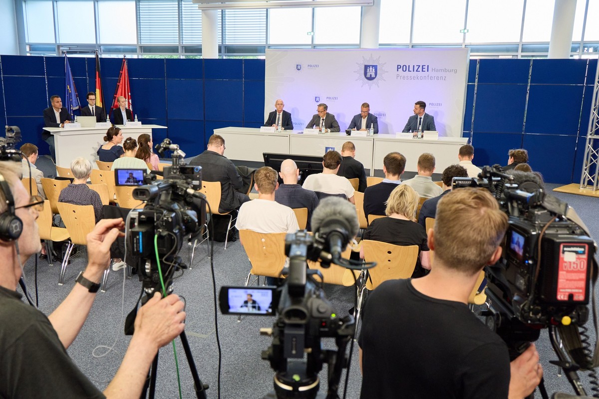 18.06.2025, Hamburg: Florian Abbenseth (r-l), Polizeipressesprecher, Jan Hieber, Leiter Landeskriminalamt, Falk Schnabel, Polizeipräsident, und Jörg Fröhlich, Generalstaatsanwalt, geben im Polizeipräs ...