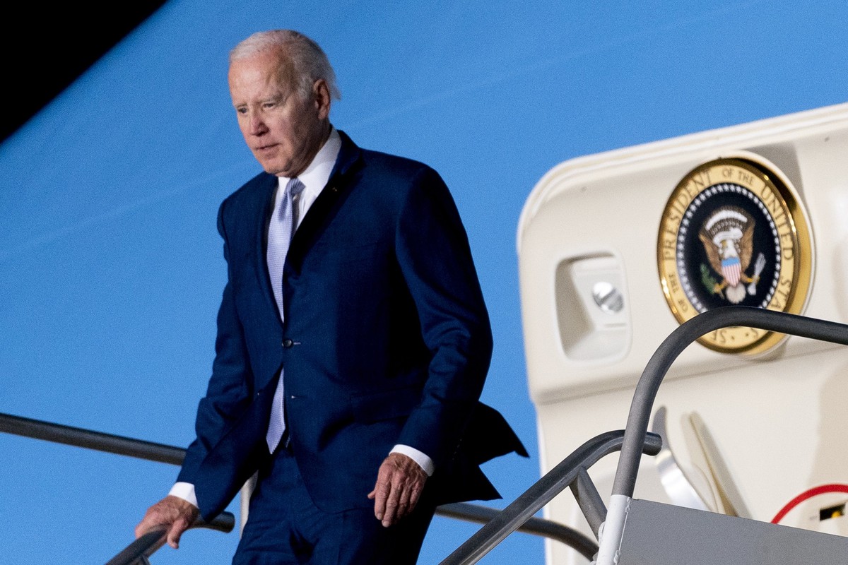 CORRECTS AIRPORT AND CITY - President Joe Biden arrives at the Felipe Angeles international airport in Zumpango, Mexico, Sunday, Jan. 8, 2023. (AP Photo/Andrew Harnik)
