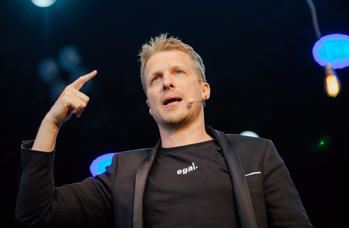 ARCHIV - 07.05.2020, Niedersachsen, Hannover: Der Comedian Oliver Pocher steht auf der B