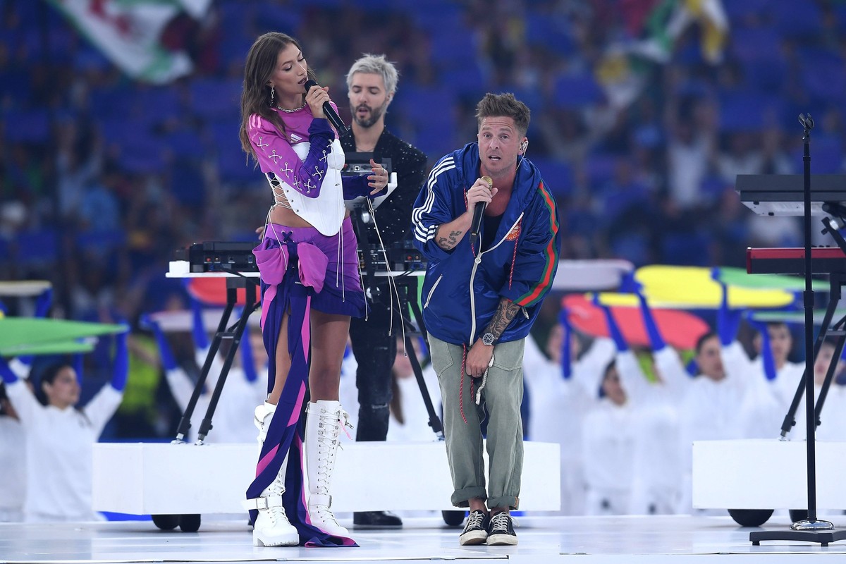 Fu�ball UEFA EURO, EM, Europameisterschaft,Fussball 2024 Finale Spanien - England am 14.07.2024 im Olympiastadion Berlin in Berlin Leony, links - Ryan Tedder OneRepublic , rechts singen den EM Song Fi ...
