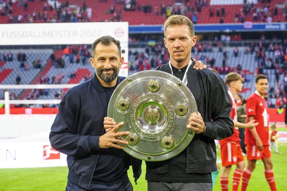 GER, DFB, FC Bayern Muenchen vs. VfB Stuttgart / 08.05.2022, Allianz Arena, Muenchen, GER, DFB, FC Bayern Muenchen vs. VfB Stuttgart , im Bild Hasan Salihamidzic Sportvorstand FCB mit Julian Nagelsman ...