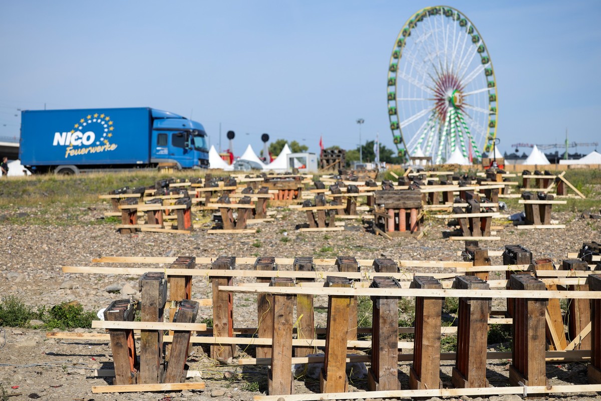 19.07.2025, Nordrhein-Westfalen, Düsseldorf: Die Abschussvorrichtungen für das Feuerwerk der Rheinkirmes stehen auf den Rheinwiesen. Beim Abschlussfeuerwerk auf der der Rheinkirmes wurden mehrere Mens ...