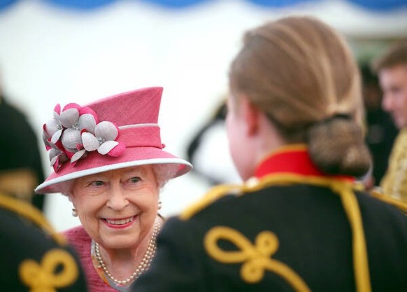 ARCHIVE: 19 October 2017 - Queen Elizabeth II speaks to soldiers during a reception following The King s Troop Royal Horse Artillery 70th parade in Hyde Park in London. London USA - ZUMAa123 20220908_ ...