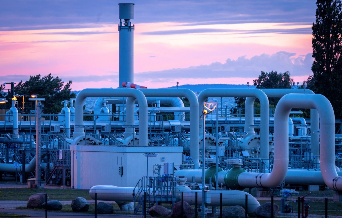 Rohrsysteme und Absperrvorrichtungen in der Gasempfangsstation der Ostseepipeline Nord Stream 1 und der Übernahmestation der Ferngasleitung OPAL (Ostsee-Pipeline-Anbindungsleitung) sind vor Sonnenaufg ...