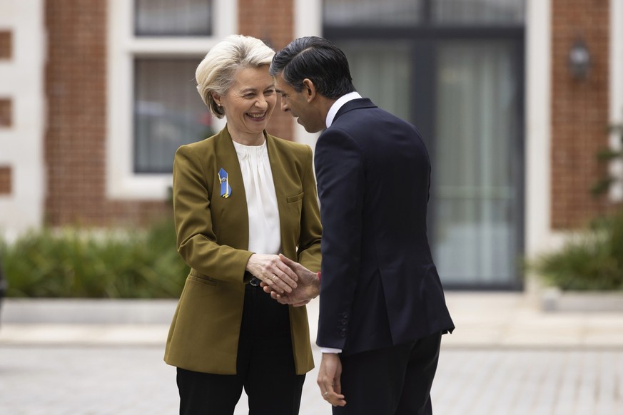 27.02.2023, Großbritannien, Windsor: Rishi Sunak (r), Premierminister von Großbritannien, begrüßt Ursula von der Leyen, Präsidentin der Europäischen Kommission, im Fairmont Windsor Park Hotel. EU-Komm ...