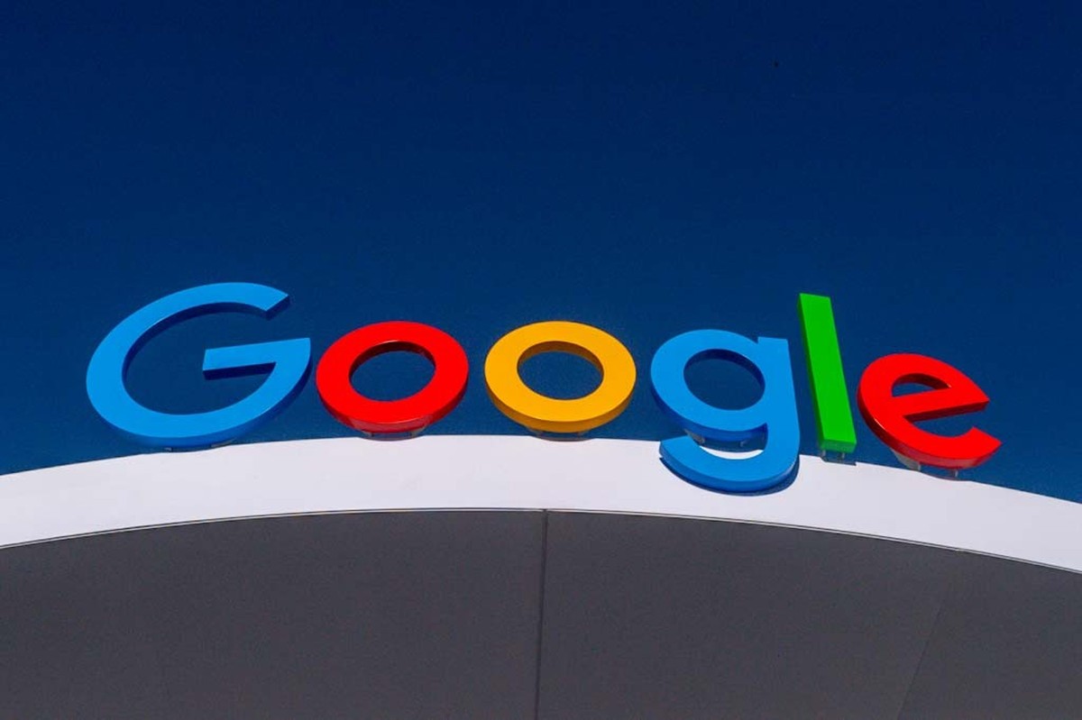ARCHIV - 09.01.2024, USA, Las Vegas: Das Logo von Google ist auf dem Pavillon des Internet-Konzerns auf der Technik-Messe CES zu sehen. (zu dpa: �Br�ssel: Google-Mutter Alphabet verst��t gegen EU-Rech ...