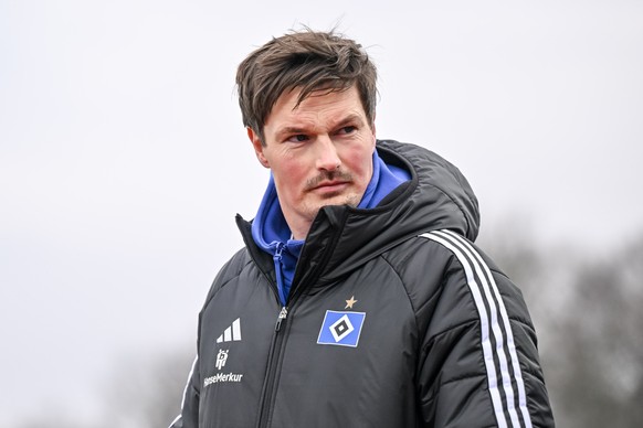 14.12.2024, Baden-Württemberg, Ulm: Fußball: 2. Bundesliga, SSV Ulm 1846 - Hamburger SV, 16. Spieltag, Donaustadion. Hamburgs Interimstrainer Merlin Polzin steht vor dem Spiel im Stadion. Foto: Harry  ...