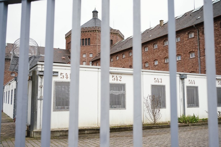 ARCHIV - 03.02.2023, Baden-Württemberg, Bruchsal: Hinter den massiven Stäben des Gefängniszauns ist das Hauptgebäude der Justizvollzugsanstalt zu sehen. In diesem Gefängnis saß ein nun flüchtiger veru ...