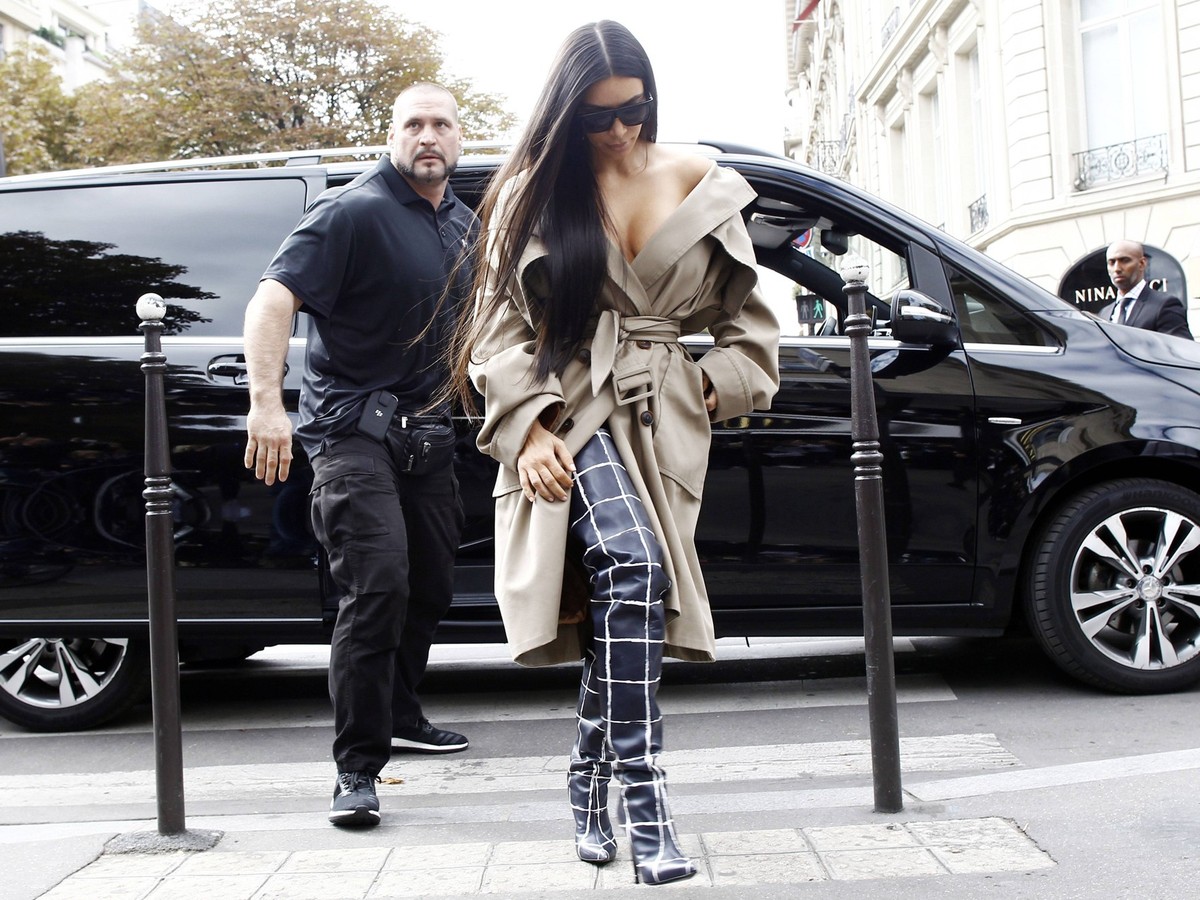 October 2, 2016 - Paris, France - Kim Kardashian and her bodyguard Pascal Duvier seen out and about in Paris before the robbery on October 2, 2016 in Paris. Paris France PUBLICATIONxINxGERxSUIxAUTxONL ...