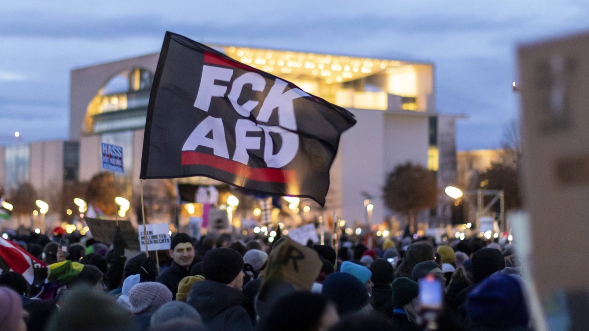 Demonstranten bei der Demo - Demokratie verteidigen - Zusammen gegen Rechts - , vor dem Reichstag Berlin, 21.01.2024. FCK AfD, Fuck Berlin Deutschland *** Demonstrators at the demo Defending democracy ...