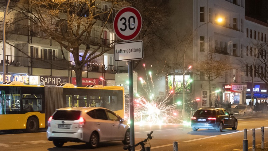 30.12.2022, Berlin: Böller fliegen unweit der Pallasstraße. Am Vorabend vor dem Jahreswechsel schossen Jugendliche zahlreiche Raketen in den Nachthimmel. An Silvester ist der Bereich rund um der Palla ...