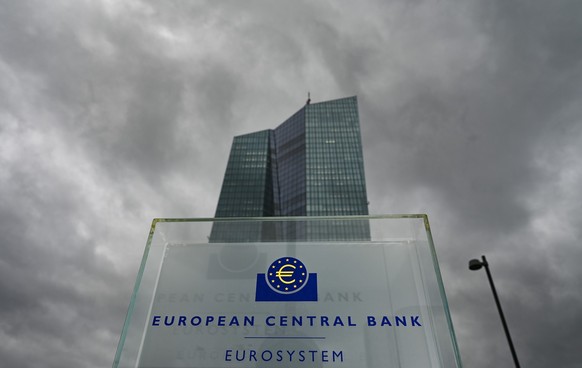 PRODUKTION - 01.02.2023, Hessen, Frankfurt/Main: Eine Stele mit der Inschrift &quot;European Central Bank Eurosystem&quot; steht vor der Zentrale der Europ�ischen Zentralbank (EZB). Am 02.02.2023 ents ...