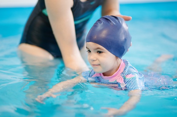 Schwimmenlernen ist ein wichtiger Meilenstein für viele Kinder.