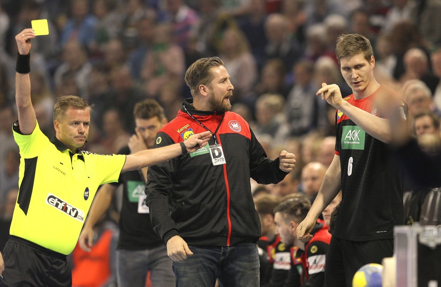 Mit der gelben Karte beginnt eine Reihe von Strafen im Handball.