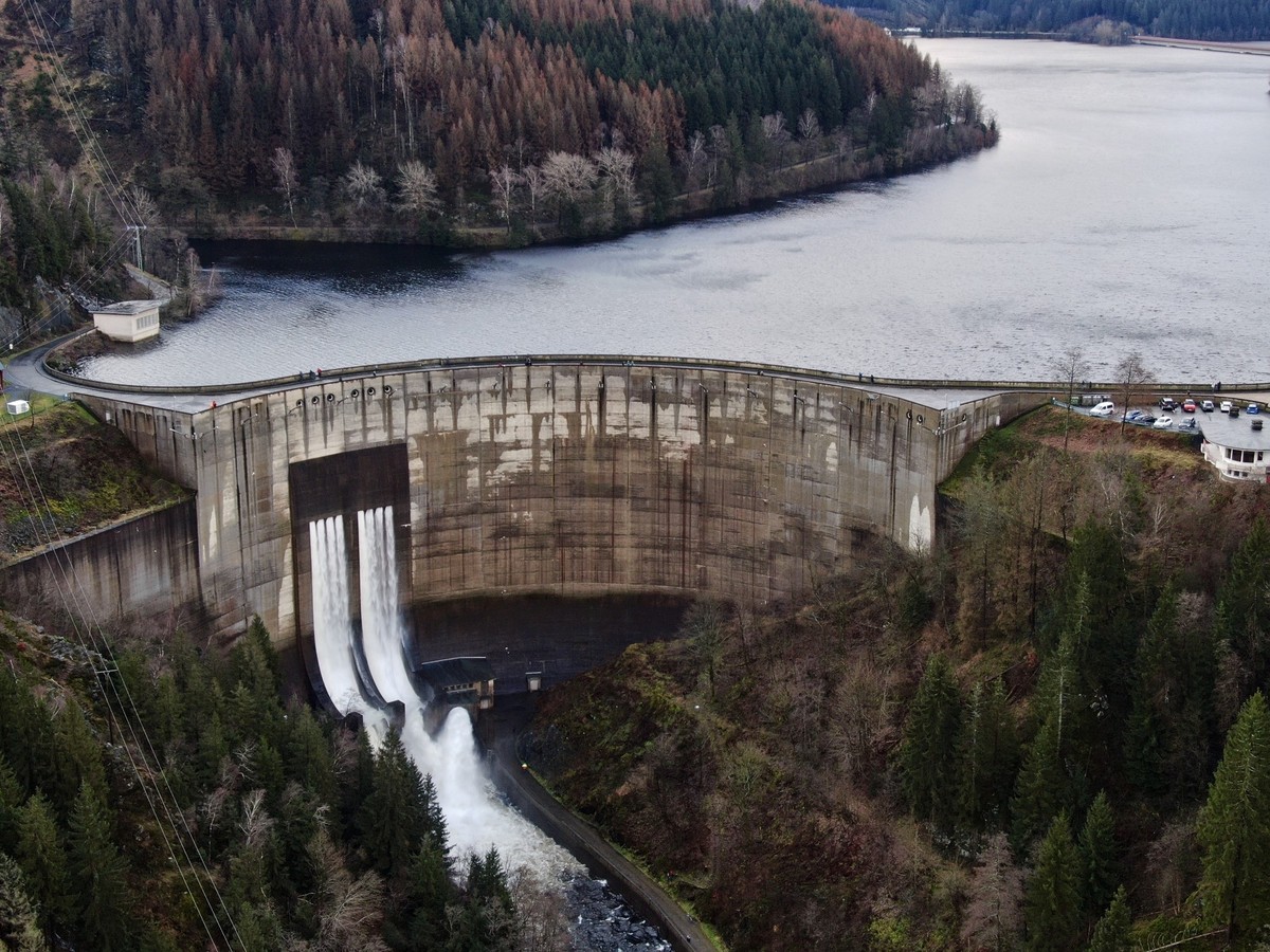 26.12.2023, Niedersachsen, Oker: Blick auf die Staumauer der vollen Okertalsperre. F�r die Flussgebiete der Oker und der Innerste warnte der Nieders�chsische Landesbetrieb f�r Wasserwirtschaft, K�sten ...