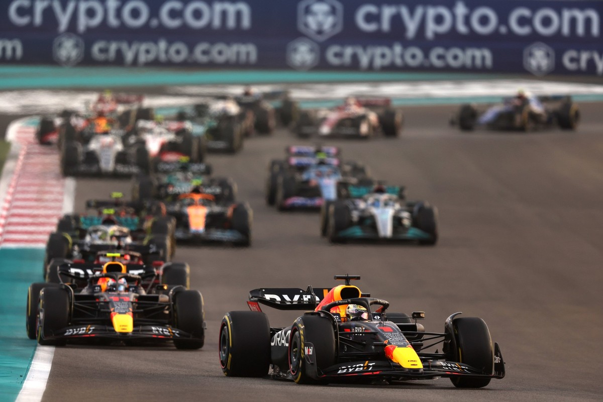 Formula 1 2022: Abu Dhabi GP YAS MARINA CIRCUIT, UNITED ARAB EMIRATES - NOVEMBER 20: Max Verstappen, Red Bull Racing RB18, leads Sergio Perez, Red Bull Racing RB18, Charles Leclerc, Ferrari F1-75, Sir ...