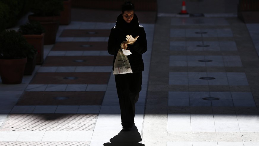 Diese Frau in Brasilien trägt Handschuhe beim Einkaufen. Doch davon rät ein Arzt ab.