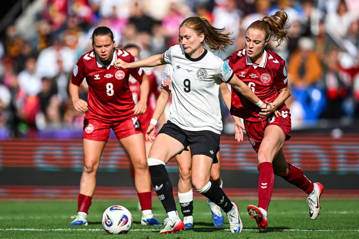 BASEL - l-r Sjoeke Nusken of Germany, Karen Holmgaard of Denmark during the European Championship, EM, Europameisterschaft Group C match between Germany and Denmark at St Jakob Park in Basel, Switzerl ...