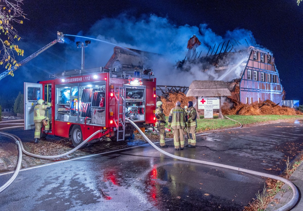 20.10.2022, Mecklenburg-Vorpommern, Groß Strömkendorf: Feuerwehrleute löschen den Brand in einem Hotel in dem Geflüchtete aus der Ukraine untergebracht waren. Durch einen Brand ist eine Unterkunft für ...
