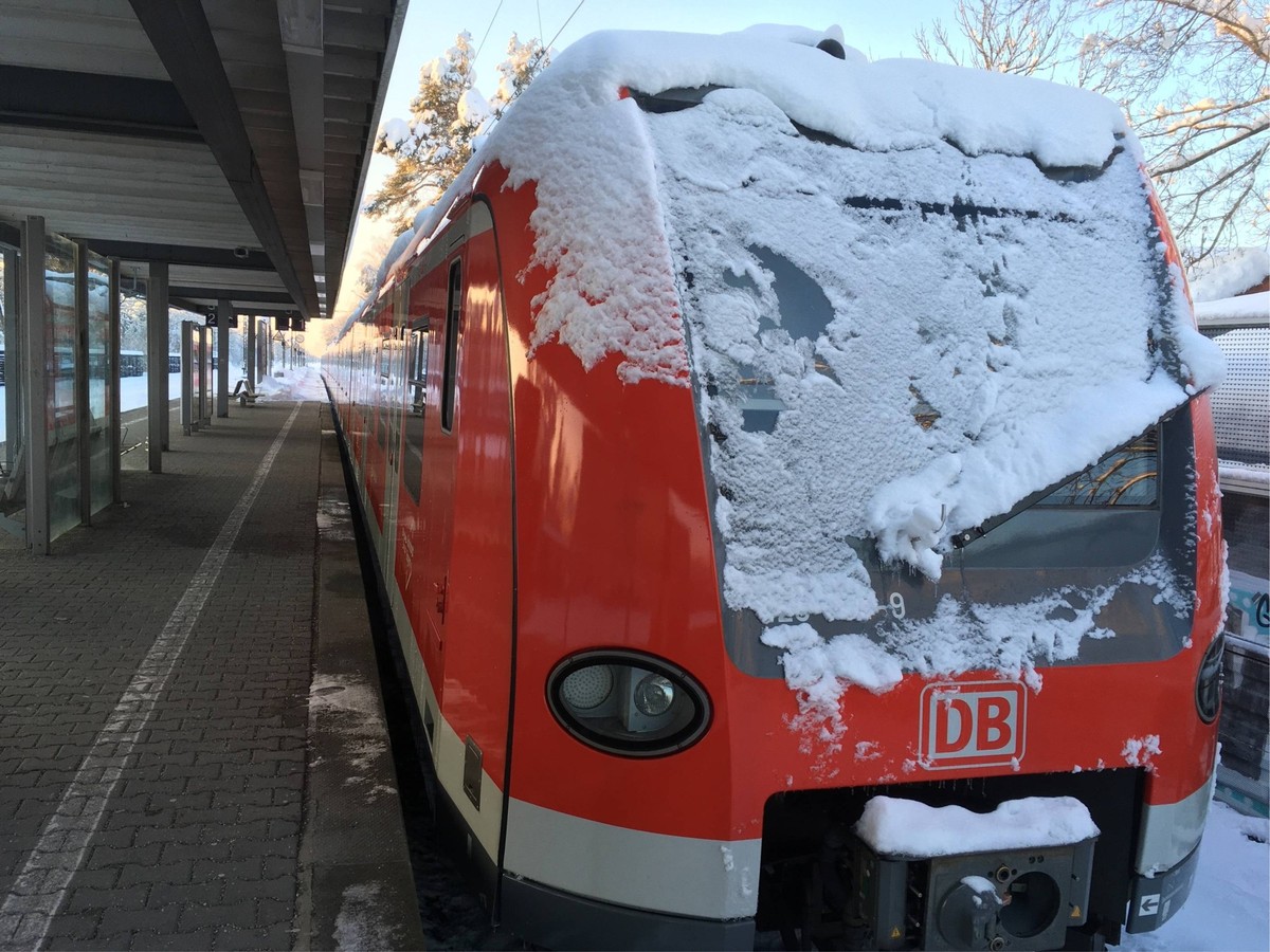 Ein eingeschneite, zum Stillstand gebrachte S-Bahn, Lok, Zug, am Bahnhof Vaterstetten, Kreis Ebersberg, Muenchen, Bayern, Oberbayern, Suedbayern, Schneefall, , Deutsche Bahn, S-Bahn Muenchen ist im Au ...