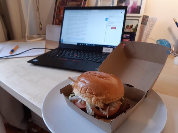Der Beyond Meat Burger sieht und schmeckt einem normalen Fleischburger zum Verwechseln ähnlich.
