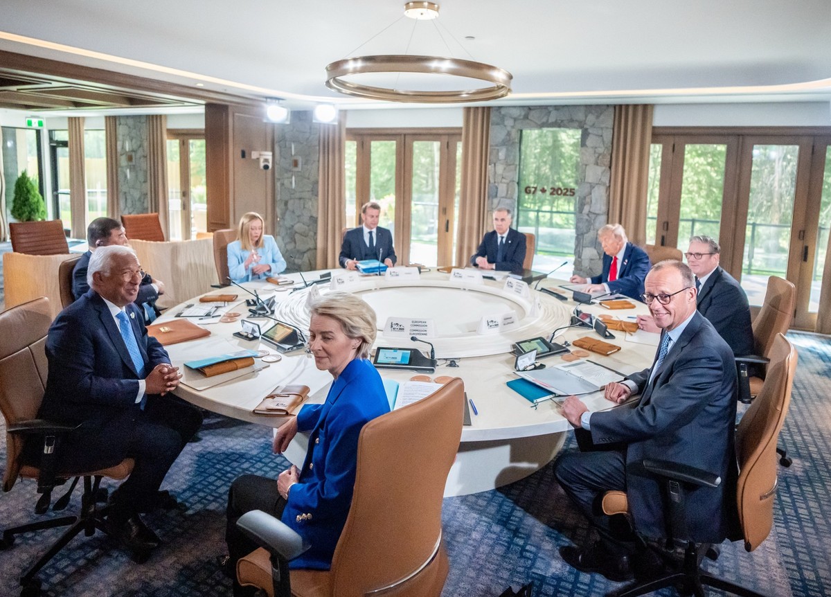 16.06.2025, Kanada, Kananaskis: Mark Carney, Premierminister von Kanada, eröffnet die erste Arbeitssitzung zum G7-Gipfel in der Pomeroy Kananaskis Mountain Lodge neben US-Präsident Donald Trump, Keir ...