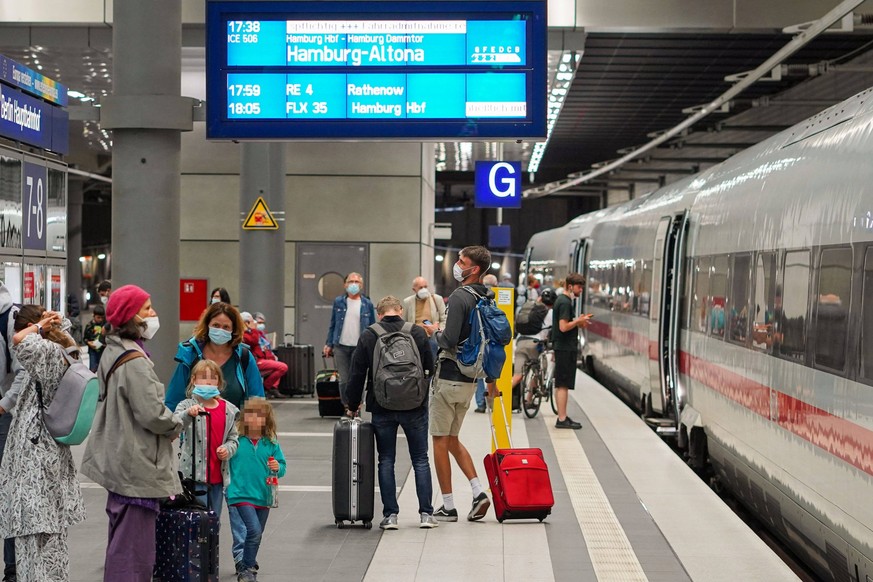 23.08.2021, Berlin, Deutschland, GER, Hauptbahnhof.Bundesweiter Streik der Gewerkschaft Deutscher Lokomotivf�hrer GDL bei der Deutschen Bahn.ICE 506 nach Hamburg Hbf. *** 23 08 2021, Berlin, Germany,  ...