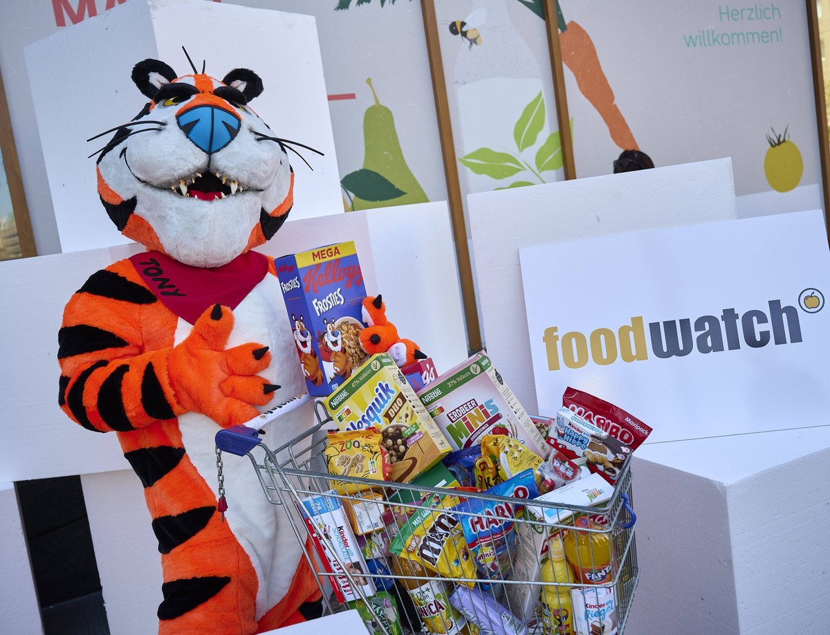 Protest vorm Landwirtschaftsministerium anl�sslich des Kinder-�berzuckerungstag Deutschland, Berlin: Foodwatch fordert von Cem �zdemir am heutigen Kinder-�berzuckerungstag - diese vor Junkfood-Werbung ...
