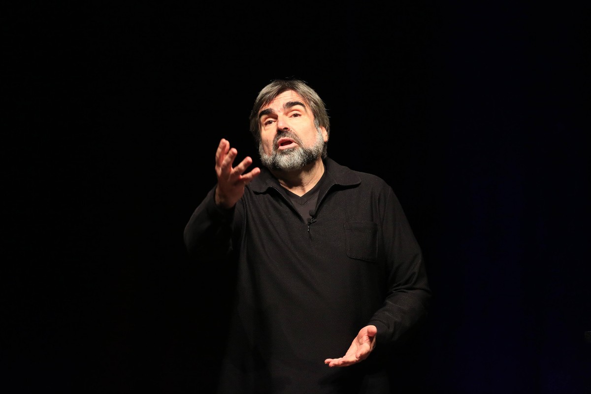 19/ Kabarett: Volker Pispers live im Termpodrom am 28. November 2014 in Berlin. Politik, Politkabarett, Politisches Kabarett Berlin Deutschland, Germany *** 19 Cabaret Volker Pispers live at Termpodro ...