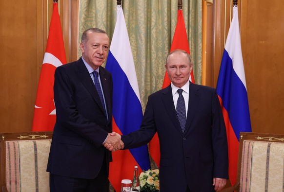 News Bilder des Tages SOCHI, RUSSIA - AUGUST 5, 2022: Russia s President Vladimir Putin R and Turkey s President Recep Tayyip Erdogan shake hands during a meeting at the Rus health resort. Vyacheslav  ...