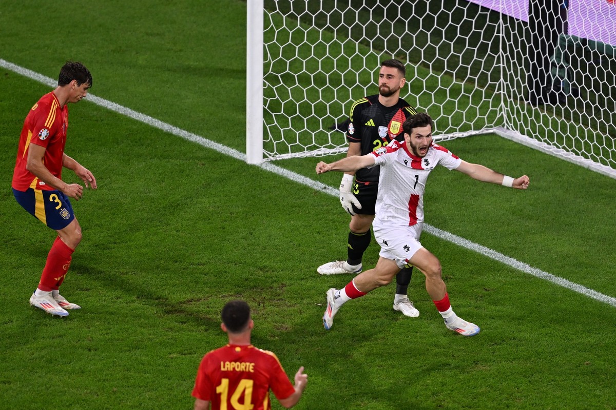 30.06.2024, Nordrhein-Westfalen, K�ln: Fu�ball, UEFA Euro 2024, EM, Spanien - Georgien, Finalrunde, Achtelfinale, K�ln Stadion, Georgiens Chwischa Kwaratschelia (r) jubelt nach dem Eigentor von Spanie ...
