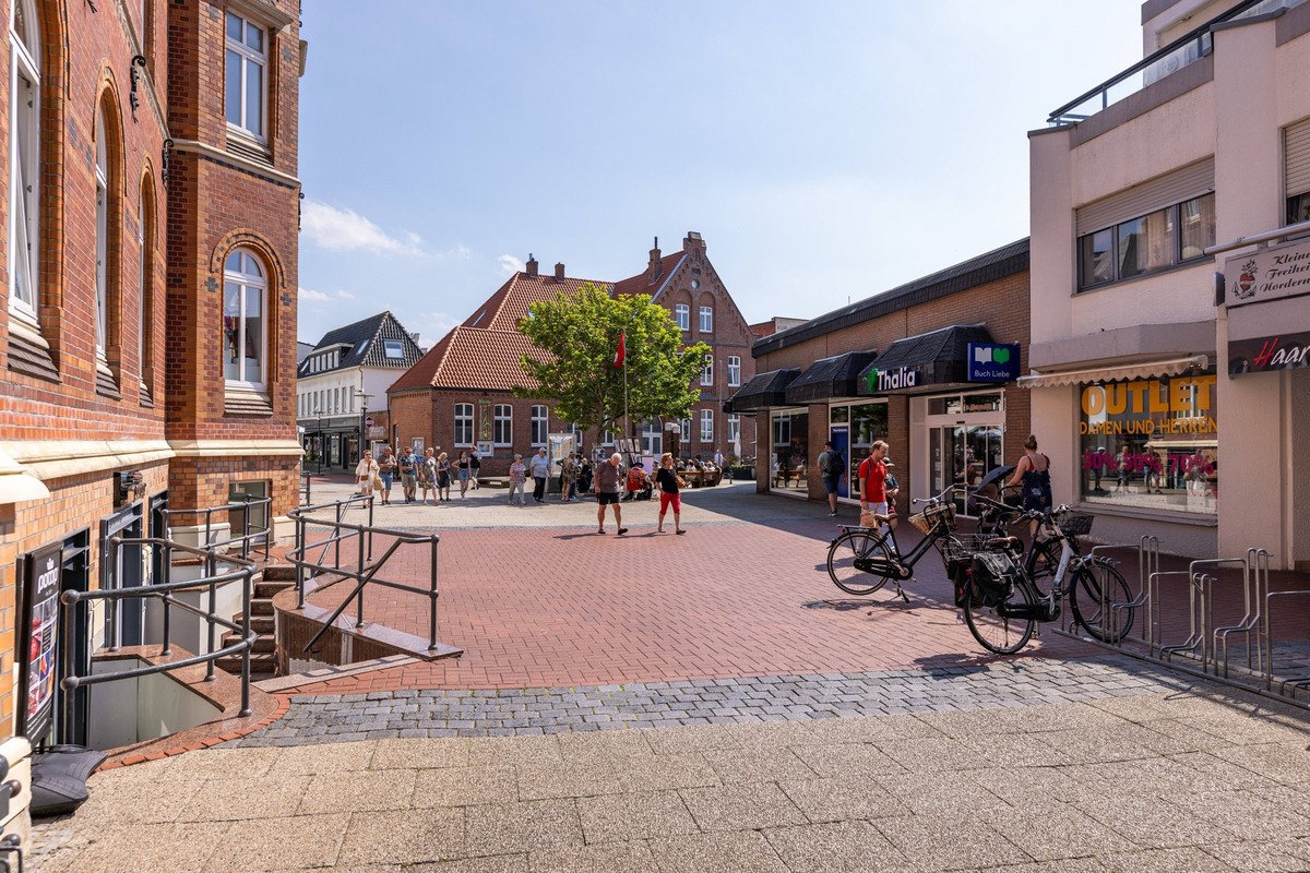 Norderney. 25 JUN 2023. Blick in die Poststraße im zentrum von Norderney. OSTFRIESLAND. Ostfriesische Inseln. *** Norderney 25 JUN 2023 View to the Poststrasse in the center of Norderney EAST Frisia E ...