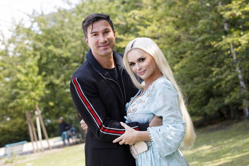 Daniela Katzenberger mit Ehemann Lucas Cordalis beim Fototermin zur der Präsentation ihres neuen Buches Die Mutti-Mafia - kann mich mal... gernhaben auf dem Spielplatz Mediapark. Köln, 13.07.202 *** D ...