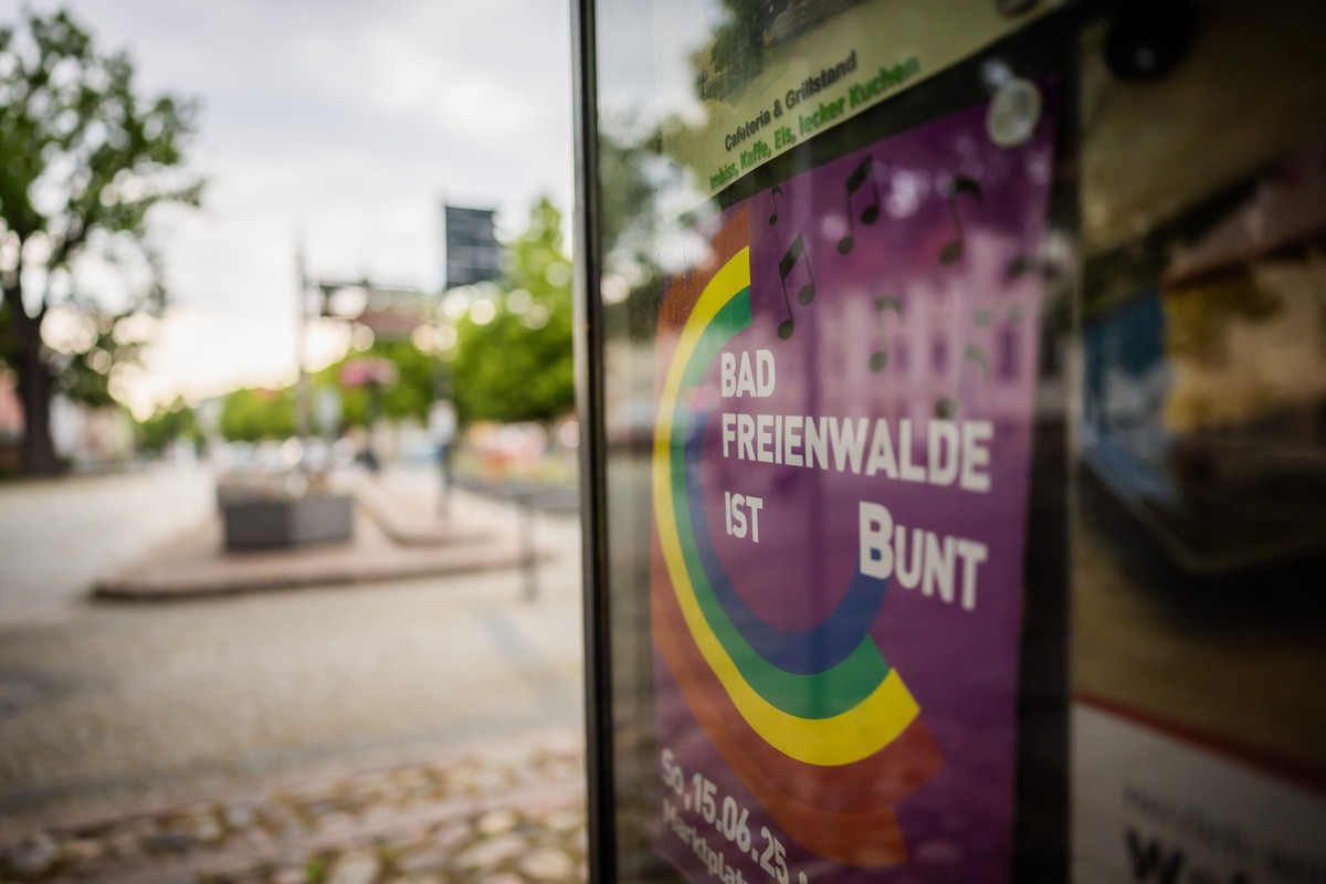 15.06.2025, Brandenburg, Bad Freienwalde: Ein Plakat der Kundgebung «Bad Freienwalde ist bunt» hängt am Marktplatz von Bad Freienwalde. In Bad Freienwalde ist es zu einem Angriff von mit Schlagwerkzeu ...