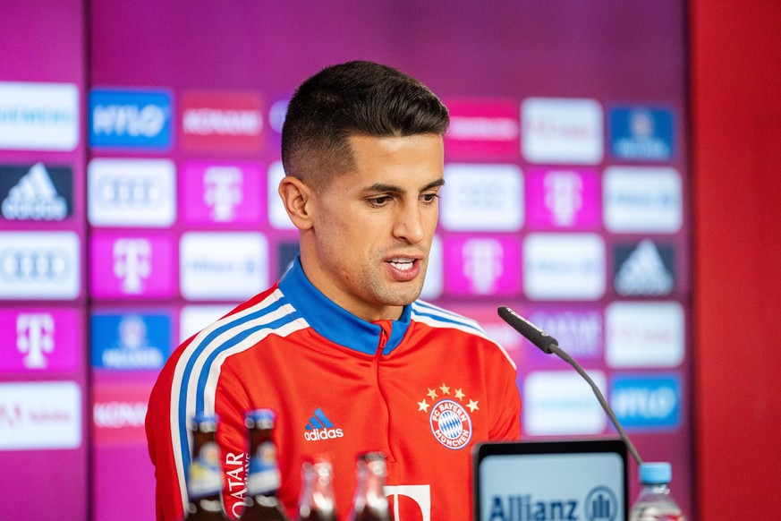 HANDOUT - 31.01.2023, Bayern, München: Fußball: Bundesliga, Pressekonferenz FC Bayern München. Neuzugang João Cancelo spricht auf einer PK zu Medienvertretern. (zu «Transfer fix: FC Bayern leiht Verte ...