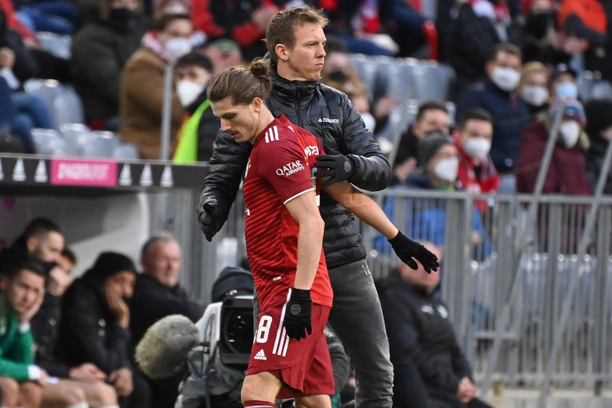 Trainer Julian NAGELSMANN (Bayern Muenchen) mit Marcel SABITZER (Bayern Muenchen) nach Auswechslung. Fussball 1. Bundesliga Saison 2021/2022,23.Spieltag, Spieltag23. FC Bayern Muenchen - SpVgg Greuthe ...