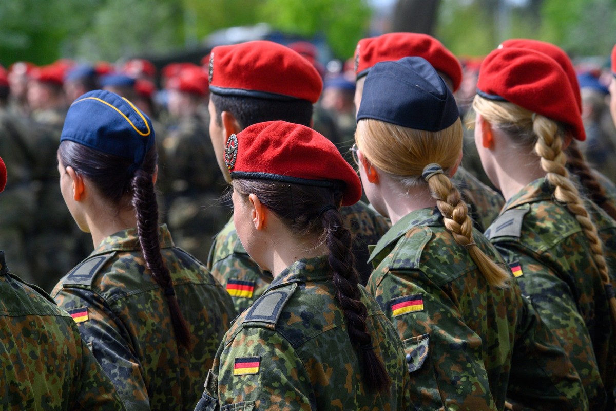 ARCHIV - 24.04.2025, Sachsen-Anhalt, Burg: Soldatinnen und Soldaten der Bundeswehr sind im Goethepark in Burg angetreten. (zu dpa:
