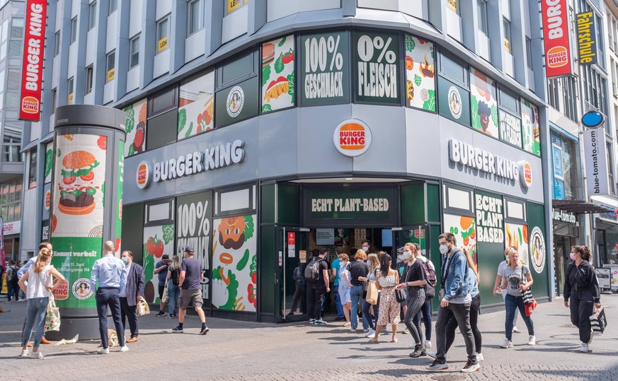 Koeln Burger King hat in Kooperation mit The Vegetarian Butcher sein weltweit erstes Plant-based-Restaurant in Koeln eroeffnet. Nur vom 7. bis 11. Juni koennen in der Schildergasse pflanzenbasierte Bu ...