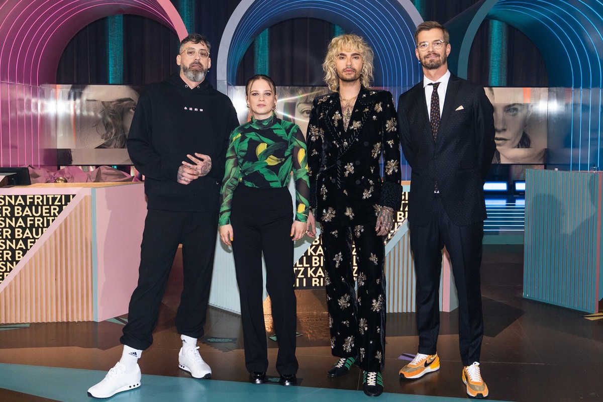 HANDOUT - 10.11.2022, ---: Sido (l-r), Jasna Fritzi Bauer, Bill Kaulitz und Joko Winterscheidt stehen in der Kulisse von «Wer stiehlt mir die Show?». In sechs neuen Folgen des ProSieben-Prominentenqui ...