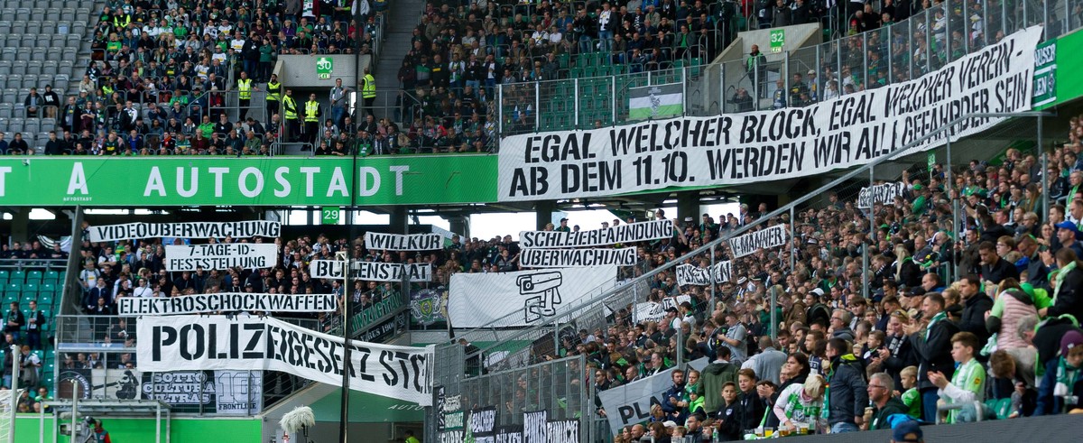 Wolfsburg, Germany 29.09.2018, 1. Bundesliga, 6. Spieltag, VfL Wolfsburg vs. Borussia Moenchengladbach, Gladbach Fans mit Banners gegen die Polizei ( DeFodi053 *** Wolfsburg Germany 29 09 2018 1 Bunde ...