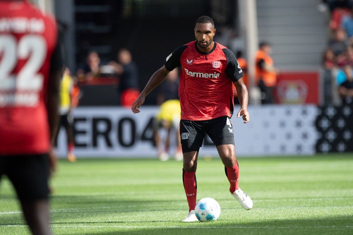 Jonathan TAH LEV Aktion, Einzelaktion, Freundschaftsspiel Testspiel Saisoneroeffung Bayer 04 Leverkusen LEV - Betis Sevilla SVQ 1:1 am 10.08.2024 in der Bayarena Leverkusen/ Deutschland. DFL regulatio ...