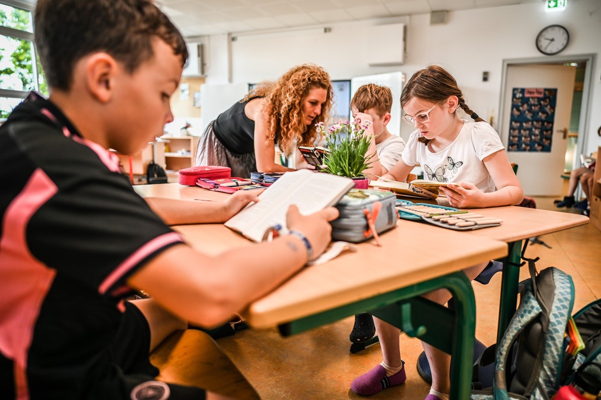 Lesestunde an Grundschule *** NUR FUeR REDAKTIONELLE ZWECKE *** EDITORIAL USE ONLY ***&lt;p&gt;Lehrerin Verena Link mit Schuelern der Klasse 4b der Paulusschule waehrend der Lesestunde, am Freitag den ...