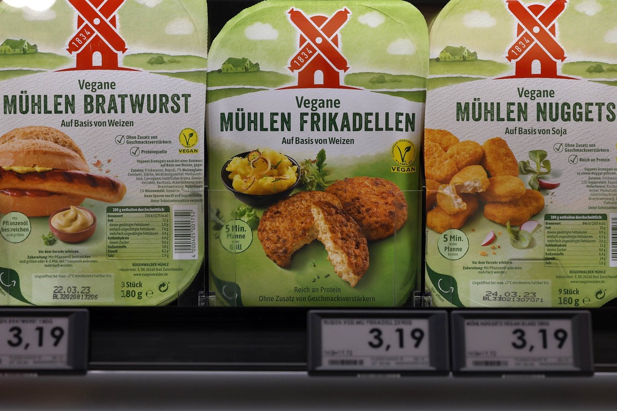 Düsseldorf, Deutschland, 02.03.2023 Vegane Fleischersatzprodukte im Edeka Markt Zurheide im Crown Center in Düsseldorf - Innenstadt *** Düsseldorf, Germany, 02 03 2023 Vegan meat substitutes at the Ed ...