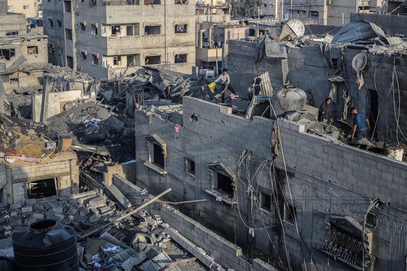 06.12.2023, Palästinensische Gebiete, Chan Junis: Palästinenser begutachten die Zerstörung nach einem israelischen Luftangriff auf das Viertel Al-Amal. Foto: Ahmed Zakot/dpa +++ dpa-Bildfunk +++