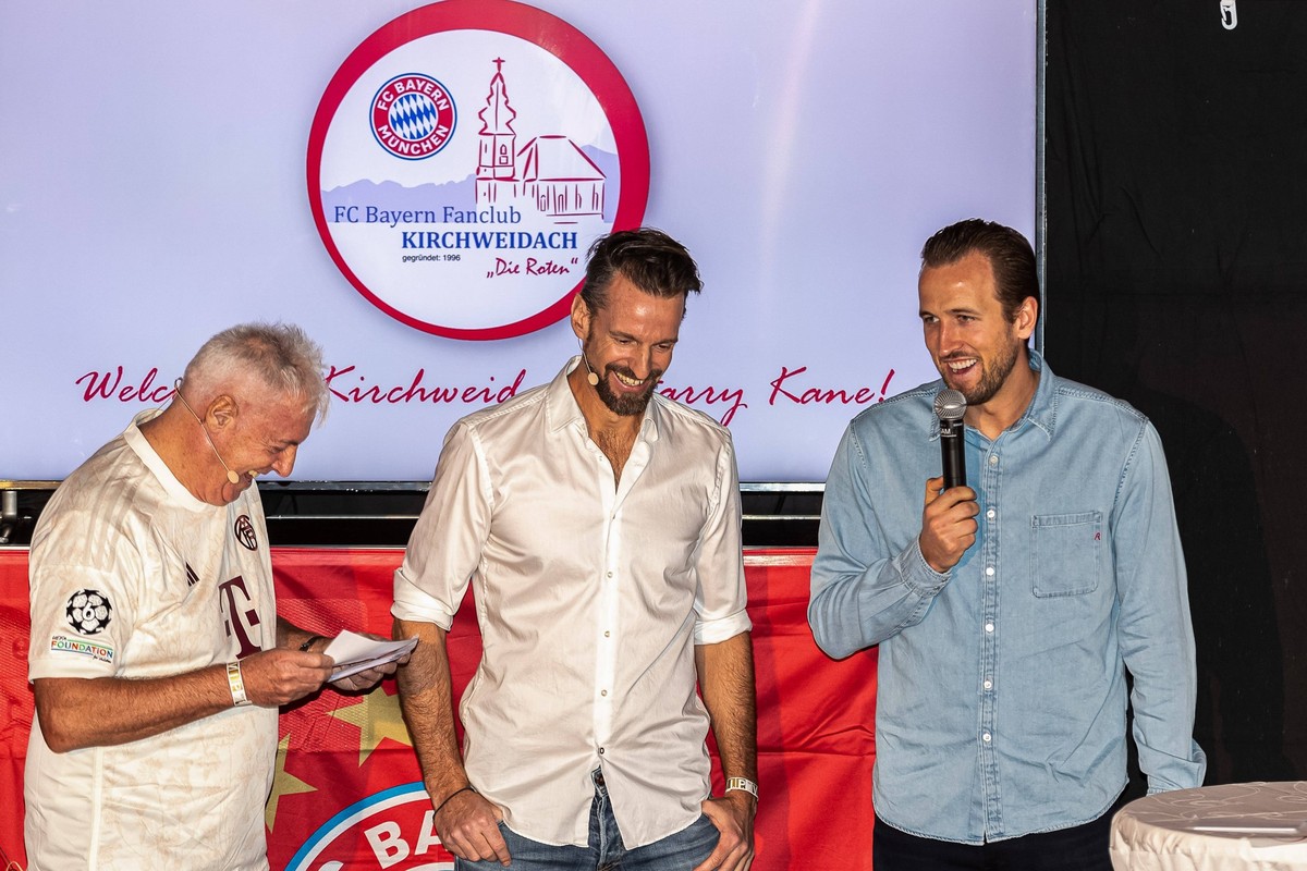 FCB Bayern Muenchen, Harry Kane Fanclub-Besuch Kirchweidach, 28.01.2024 FCB Bayern Muenchen, Harry Kane Fanclub-Besuch Kirchweidach, 28.01.2024 Kirchweidach *** FCB Bayern Muenchen, Harry Kane fan clu ...